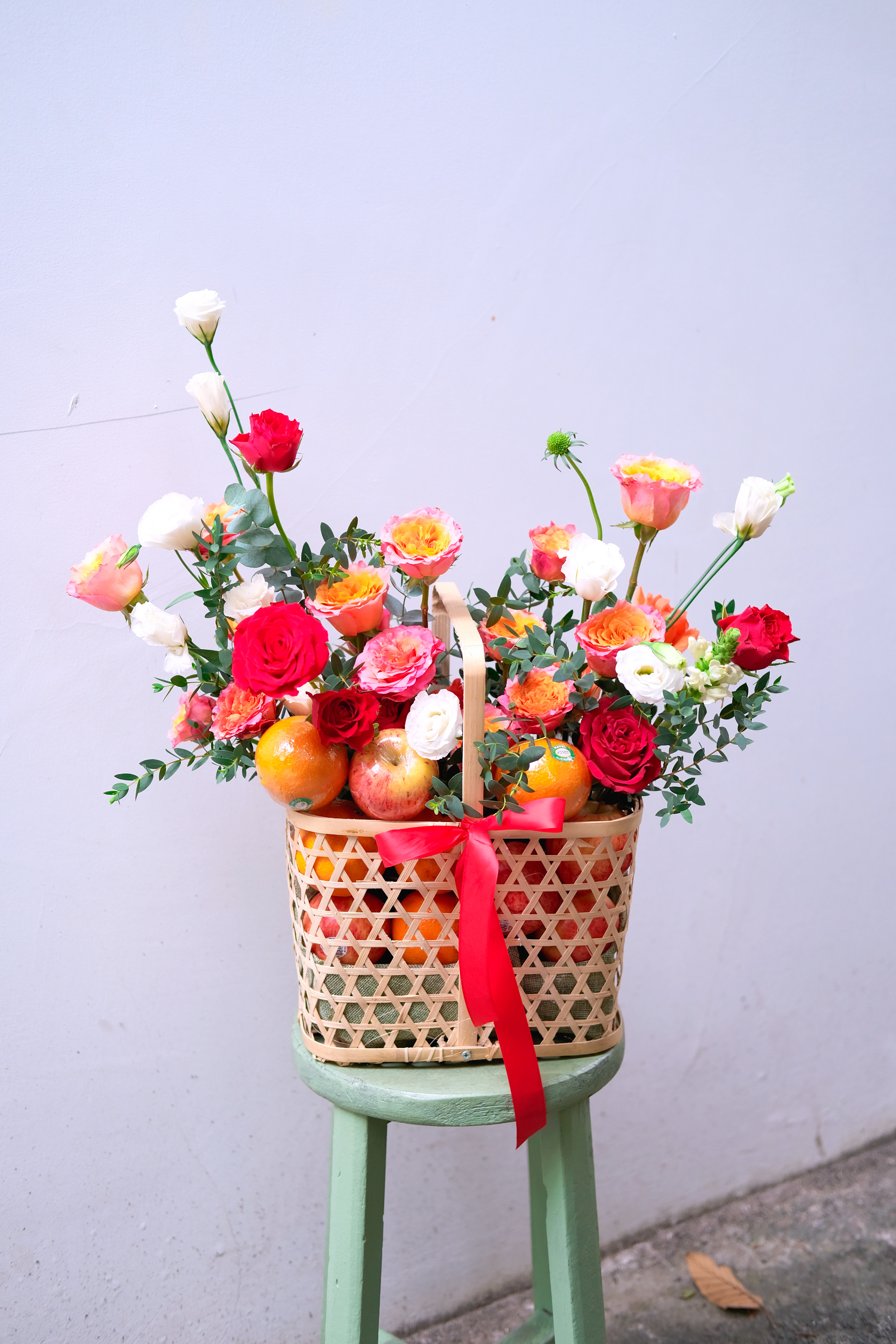 Giỏ trái cây và hoa